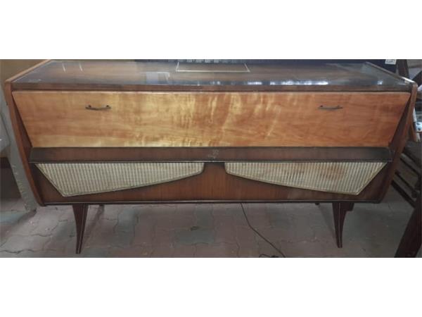 ~/upload/Lots/51510/AdditionalPhotos/b3it4pmzhl44i/Lot 056 Antique Radio and Record Player (2)_t600x450.jpg